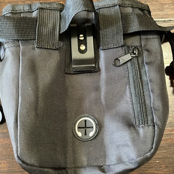 Dog training kit with treat bag and 2 clicker training devices with wrist straps - Picture 3 of 5